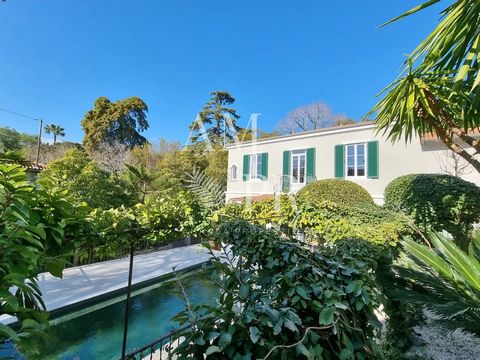 Amanda Properties offers you, at 15 minutes walk from the street of Antibes and the beaches of the Croisette, this charming villa entirely renovated, nestled in a green setting in absolute calm. The villa is composed of a double living room, a dining...