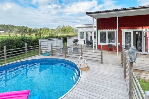 Fantastic house in top condition with a pool, where you can really enjoy the tranquility of the countryside while you are only two kilometers from Kalmar's great selection and city pulse. Here you have a lovely back garden and terrace with a complete...