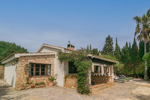 Dit prachtige huis gelegen in Cala Millor, verwelkomt 6 gasten. Aan de buitenkant van deze fantastische woning vindt u een groot terras waar u kunt ontspannen en zonnebaden dankzij de beschikbare ligstoelen. Op de veranda kunt u een heerlijke barbecu...