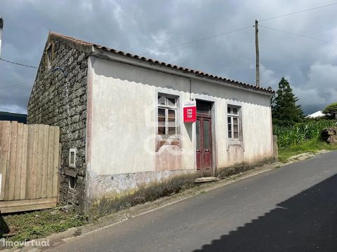 Haus mit 3 Schlafzimmern zum Erholen 2 Seiteneingänge Grundstück mit 730,80 m2 5 Minuten vom Zentrum des Dorfes Povoação entfernt Blick auf das Meer und die Berge Ideal für Investitionen Povoação ist eine portugiesische Gemeinde in der Gemeinde Povoa...
