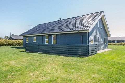 In the lovely Skaven Strand by Ringkøbing Fjord you will find this spacious cottage with everything you may need during your holiday. Among other things, whirlpool, Finnish sauna room, activity room, fitness room, outdoor kitchen, children's play are...