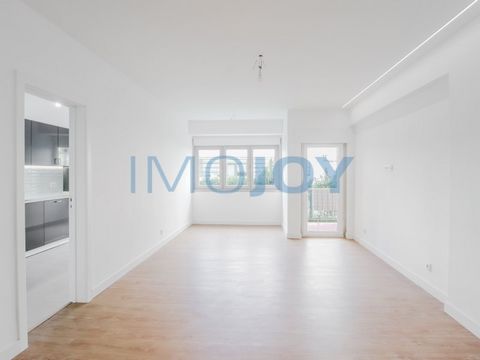 Fully refurbished flat, very bright, with parking space, balcony, all facing west, overlooking the garden, in a building with lift. Located in Alapraia-Estoril, just 900m (13 minutes) from São João do Estoril train station and a 2-minute drive to the...