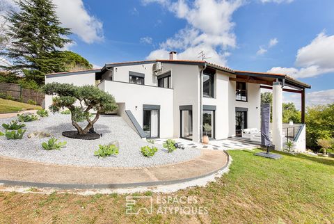 On the heights of Castanet-Tolosan, this house of 229m2 enjoys a completely unobstructed view on a plot of 3000m2. The recent renovation highlights the typical volumes of the 1980s, with its bold choices and the quality of the materials used. The bea...