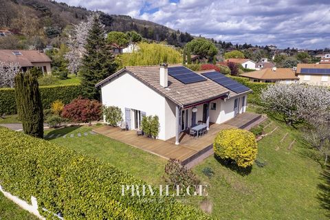 Charming house from the late 70's/early 80's, completely renovated on a wooded plot of 1400m2, with a swimming pool and a possibility of extension of more than 100 m2. As soon as you enter the hall, a welcoming atmosphere awaits you with its Farrow &...