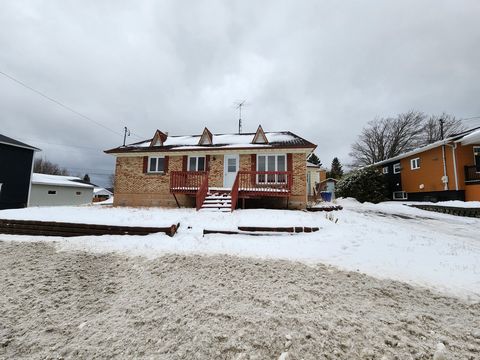 Opportunity! Property located in St-Fabien-de-Panet, Ideal to carry out your renovation project! It offers 3 bedrooms on the ground floor! Kitchen, Living room, washer and dryer area. Basement to be converted to your liking! It's a must-see! Measurem...