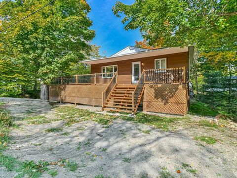 Access to Long Lake is not navigable! Pretty property freshly renovated to the taste of the day and available immediately located in the Domaine Saint-Adolphe at the top!! Large open area between the living room, dining room and kitchen. 2 bedrooms w...