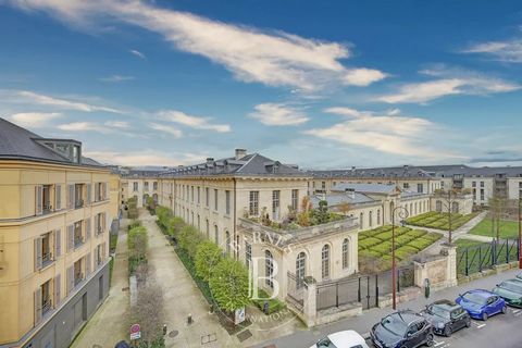 Your BARNES Versailles agency is listing this stunning 82m² (883 sq ft) 3-bed apartment on the 3rd and top floor of an attractive 19th century condominium. Exceptional location in complete peace and quiet at the heart of the most sought-after distric...