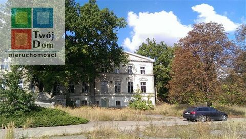 Storkowo-paleis met park, Stargard-district, woiwodschap West-Pommeren. Een paleis van twee verdiepingen, gebouwd in de geest van het laatclassicisme in de jaren 1830 en uitgebreid met een vleugel aan het einde van de 19e eeuw. Het gebouw werd opgetr...