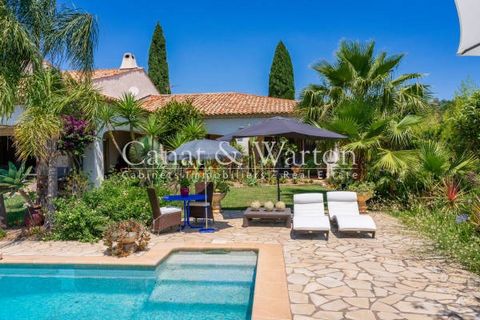 Planted on 2550m2 of land planted with Mediterranean species, this beautiful 281 m2 hacienda-like villa invites you to travel: dive into the swimming pool bordered by palm trees, stroll in its flower garden, its vegetable patch, dream under the shade...