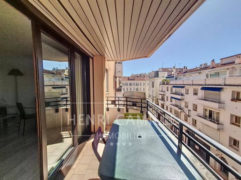 In a beautiful building on Rue d'Antibes, on a high floor, 2 pieces apartment with west-facing terrace. Very good location, a few minutes walk from the beaches of La Croisette and the Palais des Festivals.
