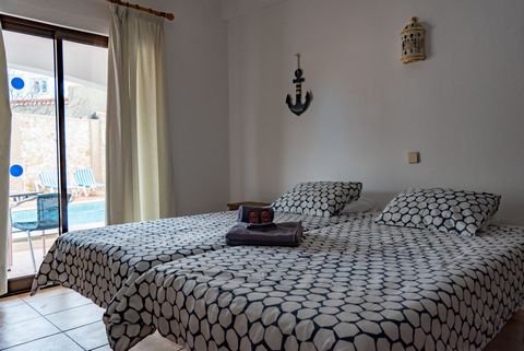 Room with private bathroom, in cozy villa, well located, with large living room and shared kitchen with other guests, good WiFi signal and outdoor leisure areas.