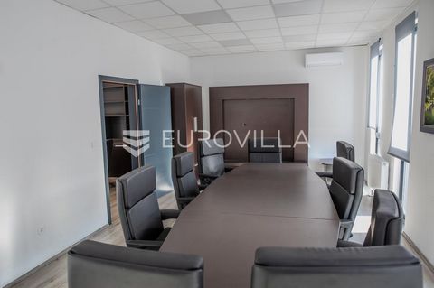 Osijek, Nemetin industrial zone, new fully furnished office building with a large number of office premises and parking spaces. The building has an attractive appearance from the outside. In the industrial zone there is a large number of new office b...