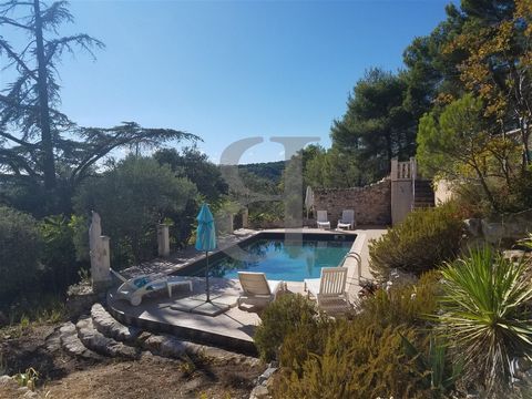 Within walking distance of the village of Bédoin, in a peaceful setting with lovely open views, let yourself be seduced by this pleasant, light-filled house for sale with a floor area of around 110 m² and a swimming pool on 1650 m² of land planted wi...