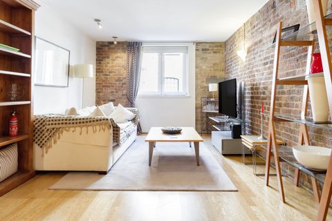 This stunning 2 bedrooms warehouse conversion is perfectly located within minutes to London Bridge and Borough underground stations. Just at your footstep you will find a diverse range of restaurants and bars from the contemporary English to Spanish ...