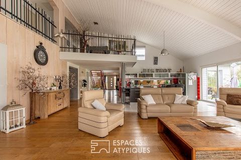 At the Portes d'Angers and near the town of Beaucouzé, this house with unique architecture offers 304 m2 of living space on a beautiful wooded plot of 1354 m2. This property with contemporary lines and a loft spirit stands out from the moment you ent...