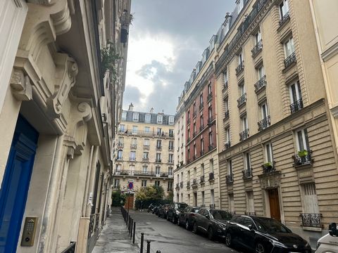 Magnificent studio to rent in Paris! Nestled in a peaceful neighbourhood just 2 minutes' walk from the Duplex metro station and a few steps from the majestic Eiffel Tower. This charming studio offers a warm atmosphere with its main room featuring a d...