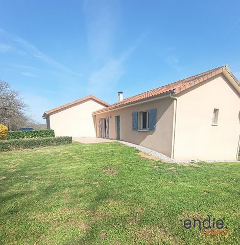 5 minutes from Saint Junien, in the heart of Saint Martin de Jussac, beautiful house of 120m² of living space with semi-buried basement on a plot of 1200m². House composed of 3 bedrooms, a bathroom, a toilet and a living room with kitchen/ dining roo...