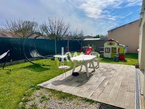 NEAR LA ROCHELLE - SINGLE STOREY 3 ROOMS WITH TERRACE 2010 pavilion located in a quiet cul-de-sac, 25 km from the Atlantic coast and a stone's throw from La Rochelle. We are delighted to offer you this 3-room house of 73 m² and 350 m² of land in SAIN...