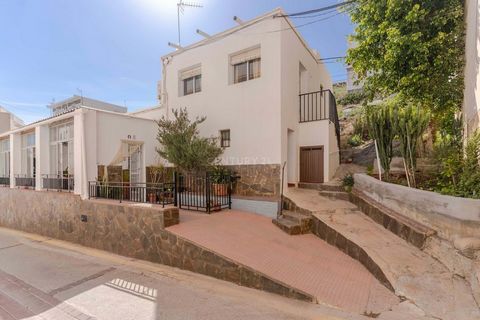 We have brought out this versatile home with a multitude of possibilities just a few meters from the Castell de Ferro beach, ready to move into. The home has 177 m2 built, of which 152 are useful, and is built on a 450 m2 plot, which which makes a fu...