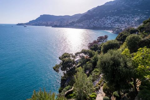 Discover this stunning contemporary property nestled in Roquebrune-Cap-Martin, seaside, within an exclusive estate spanning 3000 m2. Boasting an infinity pool and a solarium, it offers breathtaking views of the Mediterranean Sea and the Principality ...