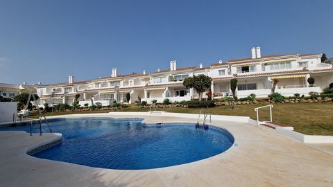ESTEPONA- El Paraiso/ Benavista. Spacious top floor apartment located in a very popular area between Puerto Banus and Estepona. Two bedrooms and two bathrooms. Walking distance to many different bars and restaurants. The urbanization has typical Anda...