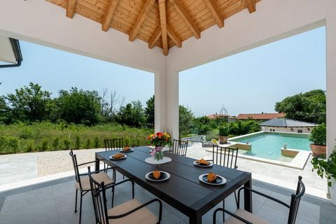 Questa villa con piscina si trova a Zminj (Istria centrale). La dimensione totale della villa è di 130 m2 per un massimo di 4 persone. La cucina è completamente attrezzata con lavastoviglie, lavatrice, frigorifero con congelatore, macchina per il caf...