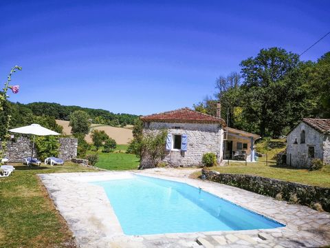 Quercy house with a nice view, swimming pool and 7885 m2 of wooded land. Located in a quiet area in the countryside 6 km from a village with all amenities House 104 m2 living space on one level - Entrance via a terrace, a kitchen dining room 29 m2, a...