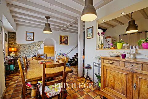 In the commune of Pont de Beauvoisin in Savoie, this village house is ideally located close to all amenities including schools, shops, train station and hospital. In addition, access to the motorway is just a 10-minute drive away, allowing you to rea...