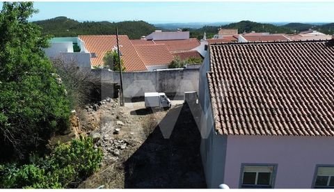 Excellent opportunity to buy a plot of land, with an approved project  , located in Casais - Monchique . Casais is situated on the southern slopes of the Monchique mountains, about 10 minutes from Monchique, 25 from Aljezur and 25 from Portimão. The ...