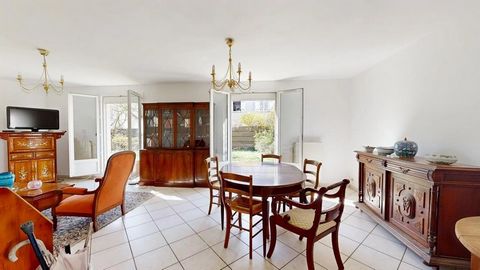 18km from Paris, Allée du Clos des Ballainvilliers, in the heart of the residential district of Topaz-Balizy Gravigny, this pavilion is an integral part of a green and quiet condominium. Built in 2005, this property is ideal for families looking to c...