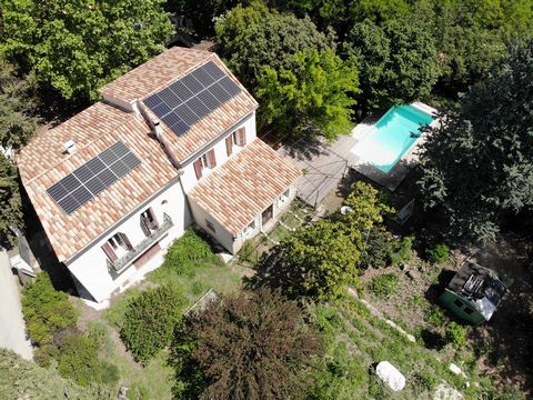 At the foot of the Luberon, CLERVIMMO LA SUITE presents for sale this property of 231m2 with its outbuildings on a landscaped plot of 5489m2 giving it an authenticity and a lot of charm. The incredible tranquility immerses you in a true haven of peac...