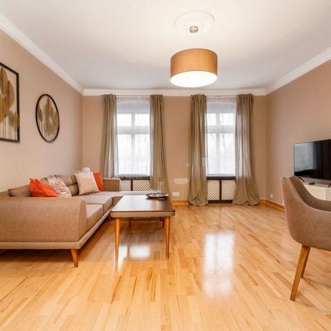 This great apartment is located near Böcklerpark in Berlin Kreuzberg. The total all-inclusive price includes all ancillary costs, including heating and electricity (is limited to 50,00€). Furthermore, WiFi is included in the price. The apartment has ...
