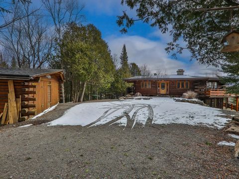 One of the most unique properties on the market, this stunning log home offers breathtaking views over the surrounding mountains and lakes from almost every room in the house. Extremely well built, impeccably maintained and sold partially furnished. ...