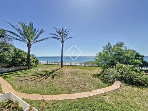Lucas Fox presenta esta exclusiva Villa de lujo en primera línea de mar, ubicada en la playa del Faro de Vilanova i la Geltrú. Esta fantástica casa goza de unas maravillosas vistas al mar y dispone de un acceso directo a la playa desde su propio jard...