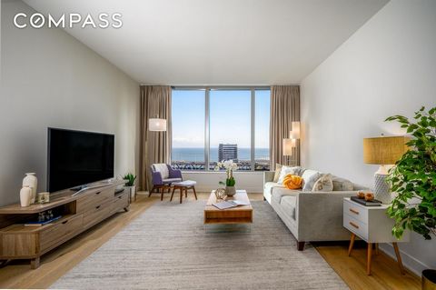 Situé dans le premier développement Lumina, ce condo de luxe immaculé et amélioré de deux chambres construit en 2016 offre l’expérience de vie ultime de San Francisco avec une vue magnifique sur la baie de San Francisco et le pont de la baie d’Oaklan...