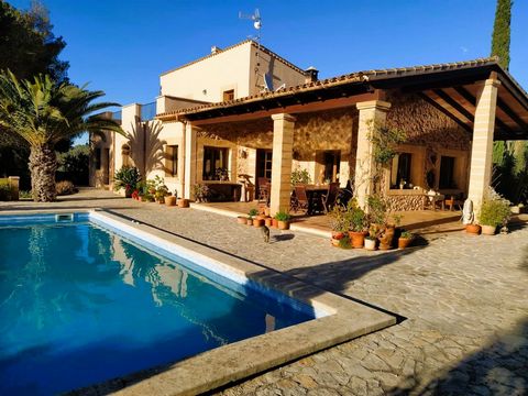 Fabelhafte freistehende Villa zum Verkauf, gelegen zwischen Manacor und Porto Cristo, an der Ostküste Mallorcas, in der Nähe von fantastischen Stränden und wunderschönen Buchten. Diese Immobilie verfügt über ein Grundstück von 15.000 m2 und einen 4x8...