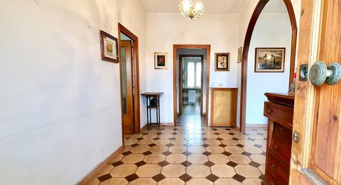Monterotondo Paese - zona de Spineti - Ofrecemos a la venta un amplio apartamento de tres habitaciones con jardín privado y garaje. El apartamento está ubicado en el primer piso de un pequeño edificio que consta de sólo dos casas y sin cuotas de cond...