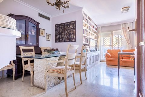 Magnificent apartment in Las Góndolas Urbanization with TERRACE and spectacular common areas with COMMUNITY POOL, in which the hot summer days will be more bearable, and SPORTS AREA!! Located in one of the most sought-after urbanizations in Seville E...