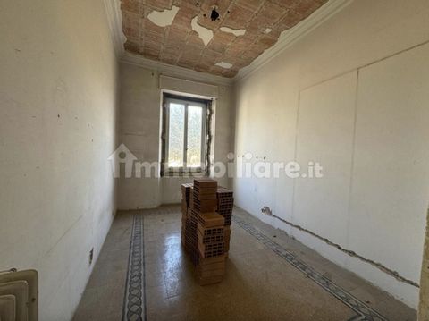 Beautiful three-room apartment of 75 square meters completely renovated. Located in the prestigious area of Piazza Savonarola, the property boasts a convenient location and well connected to the city center. The apartment, located on the first floor,...
