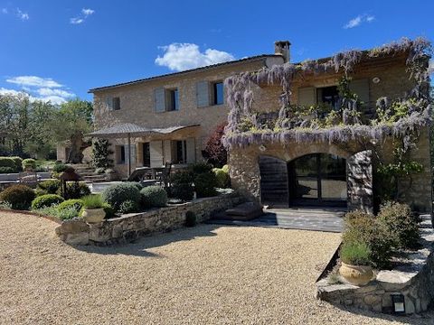 IN THE HEART OF LUBERON 5 minutes from the village of Gordes and 5 minutes from the village of Murs In a dominant position with a spectacular view of the Luberon, the village of Murs and the surrounding hills. This old restored sheepfold full of char...