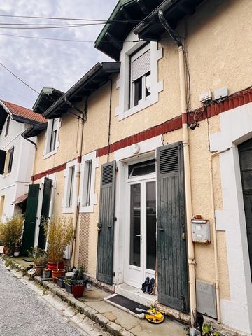 Descubra el discreto encanto de esta casa adosada, idealmente situada en la codiciada zona de Biarritz, La Marne - Verdún. Esta propiedad ofrece un ambiente de vida tranquilo y familiar, ubicado al final de un tranquilo callejón sin salida. Caracterí...