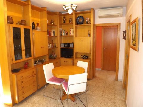 Are you a young couple and want to own an apartment instead of renting? Are you an investor and want to achieve a good return? Does your family want to enjoy a second home in Segur de Calafell? This apartment gives a lot of play, it is well located n...