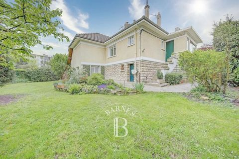 This detached house offering 105m² (1,130 sq ft) of living space and 127m² (1,367 sq ft) of floor space is set on a 760m² (8,181 sq ft) wooded, south/north-facing plot in the sought-after Viroflay Rive Gauche district, close to shops, stations (Chavi...