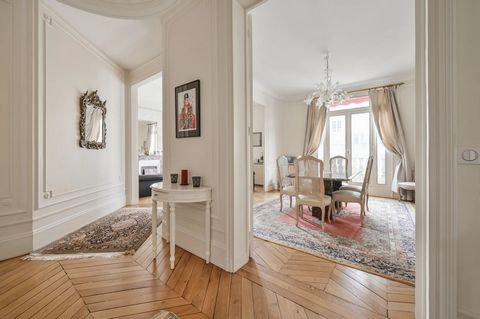 On the intersection of the Paris 15th and 7th districts. At the foot of the Champ de Mars, on the 5th floor of a luxury building, an elegant, light-filled 120 m2 apartment. Accomodation comprises an entrance gallery, a double living room with an unob...