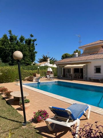 Incredible Villa with a 1132m2 Plot, with 266m2 of Built Housing, 10x5 Private Pool, Closed Garage, Storage Room, Wine Room, Solarium, Terrace, Garden Areas. This Property consists of a large garden upon entering, with a garage and a small terrace, b...