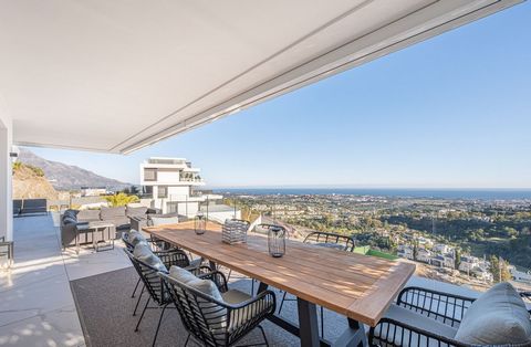 BENAHAVIS, LA QUINTA ... FREE NOTARY FEES wen you buy with MarBanus Stunning corner middle floor apartment with Panoramic Golf and sea views This middle-floor apartment has a prestigious, luxurious and modern image, and is built according to the high...