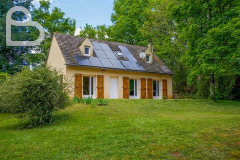 Located in the Lot, between Gourdon and Souillac, we find this five-room house. On the ground floor we enter the entrance hall. On the right a large living room with fireplace, on the left the equipped kitchen, an office or a bedroom and a WC. Upstai...