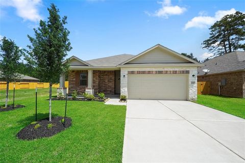 Welcome home to Splendora Fields! Conveniently located with easy access to US-59 and just minutes from shopping and dining at Valley Ranch Town Center. Zoned to Splendora ISD and super low tax rates! This 3 bedroom 2 bath features an open family room...