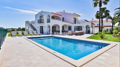 Geniet van ongeëvenaarde luxe in deze prachtige villa met 5 slaapkamers, dicht bij de jachthaven van Albufeira en het strand van Arrifes. Met een panoramisch uitzicht op zee, waaronder de levendige jachthaven van Albufeira en die zich uitstrekt tot a...