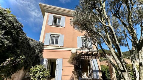Lovely detached villa located in a private and secure domain with communal swimming pool. On the ground floor: entrance, separate kitchen, living room, guest toilet, pantry and large garage of more than 17 m2. On the 1st floor: 2 bedrooms, shower roo...